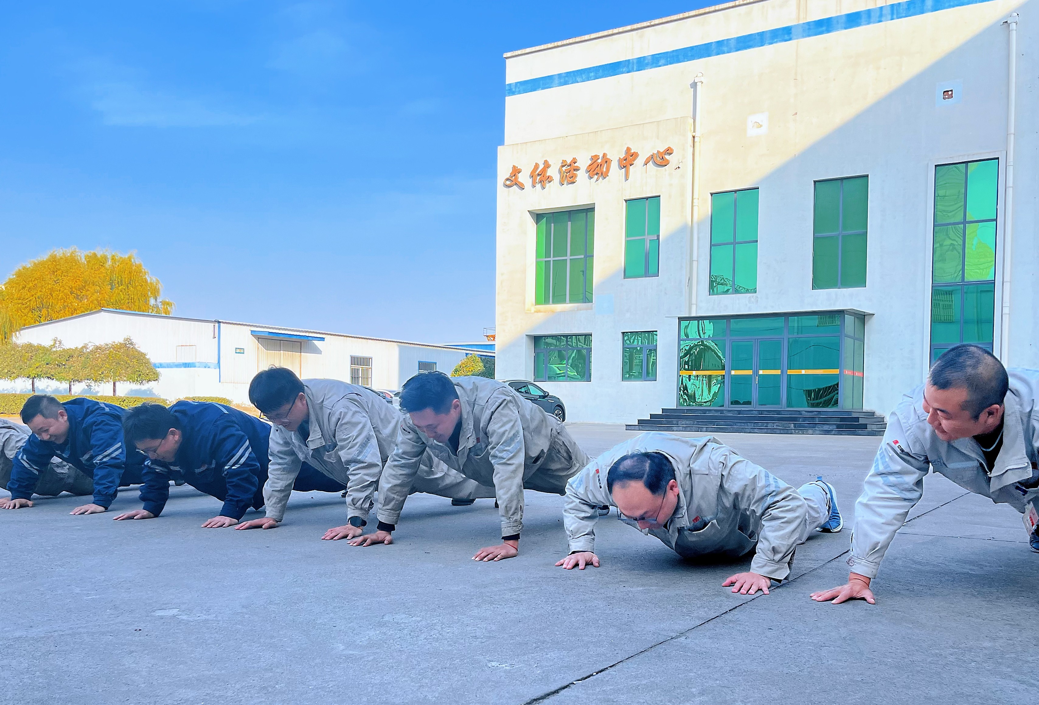 【現(xiàn)場(chǎng)風(fēng)采】豐潤(rùn)熱電公司：職工俯臥撐比賽 “撐”出精神頭 (1)_副本.jpg