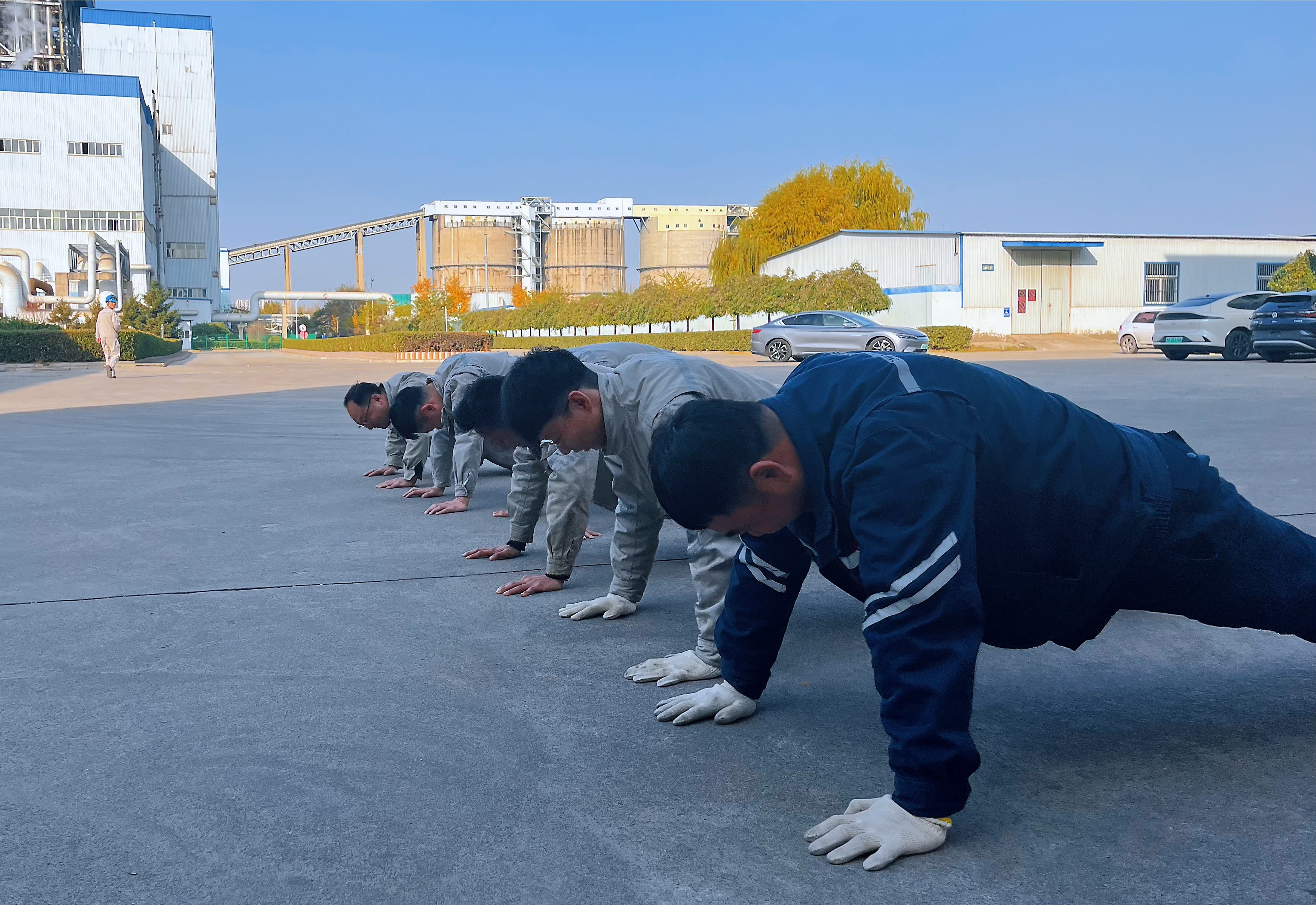 【現(xiàn)場(chǎng)風(fēng)采】豐潤(rùn)熱電公司：職工俯臥撐比賽 “撐”出精神頭 (2)_副本.jpg